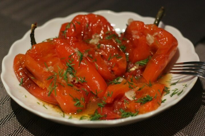 perets-farshirovanyy-chesnokom-i-pomidorami